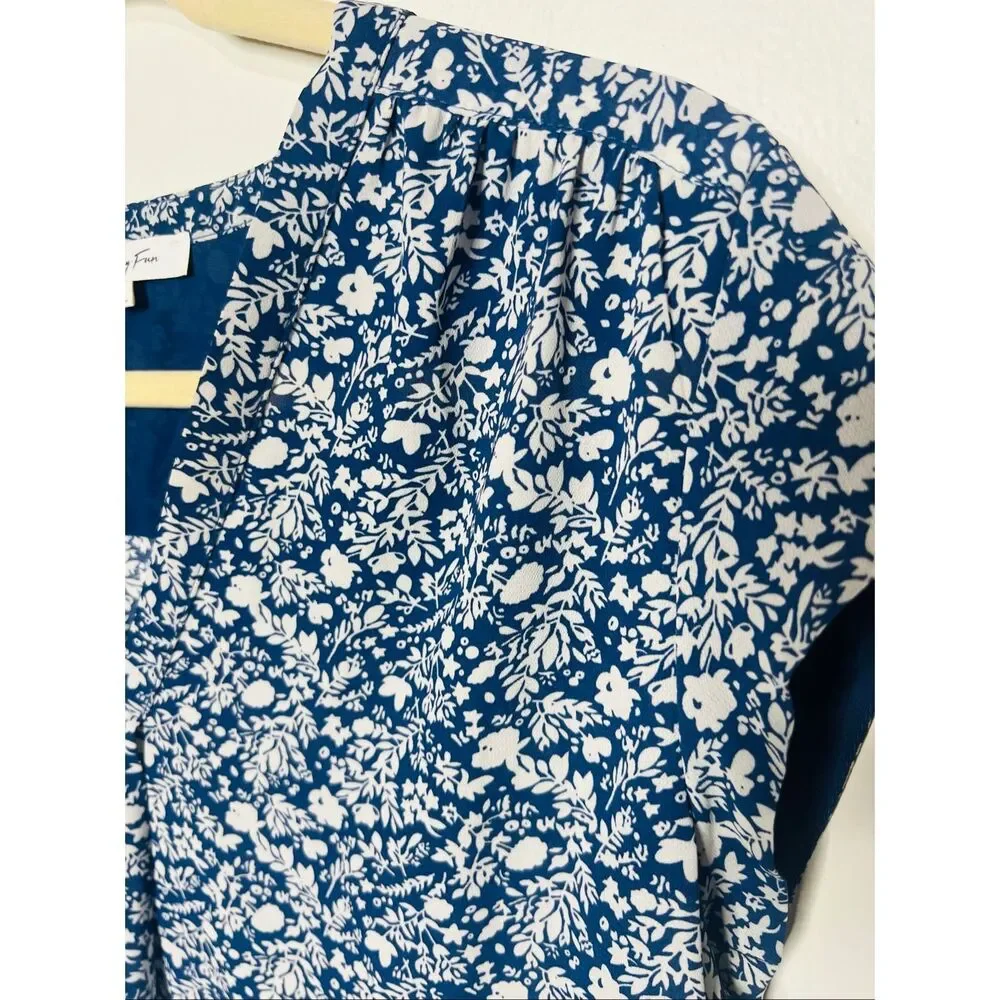 Monday Fun Denim Blue White Floral Cap Sleeve Blouse Sz S - Picture 2 of 7